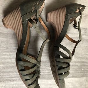 Green Clarks sandals/heels size 7
